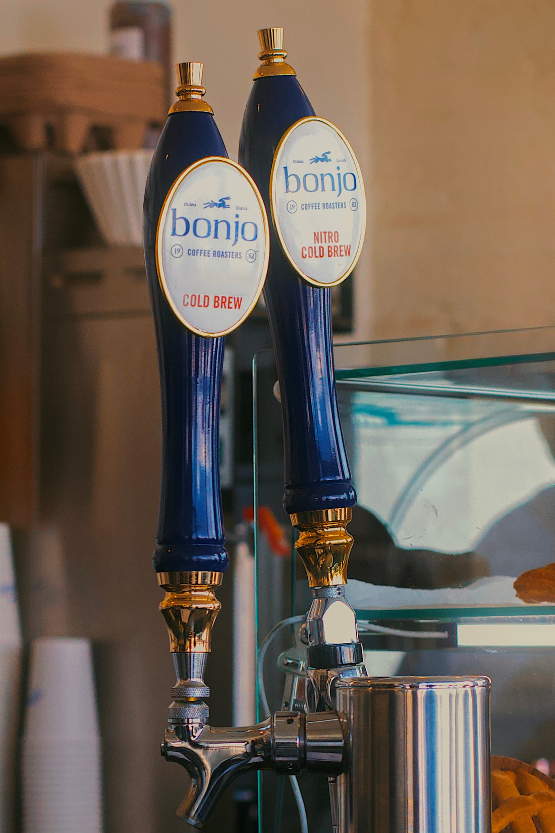 Two blue pour handles labeled 'bonjo' with a blurred background